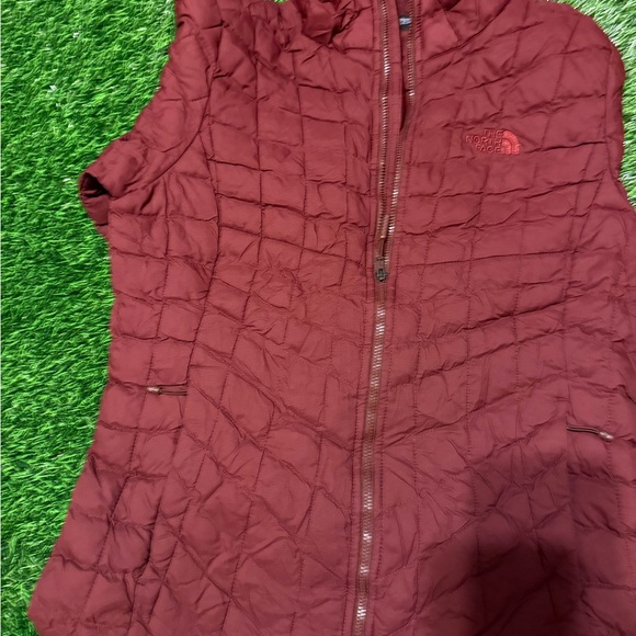 The North Face Women's Puffer Jacket - Maroon Thermoball size Women’s Medium - Picture 13 of 15